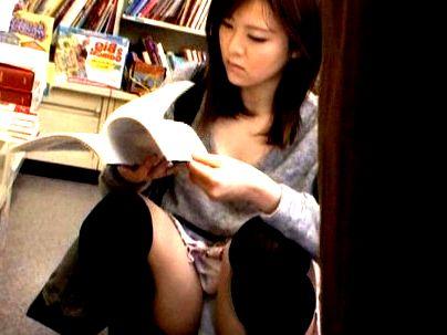 ＜お漏らし！＞「ダメ、でちやうの…」スリムな体の本屋で万引き犯にされた家庭教師！エロ行為で興奮しちゃうぞ！