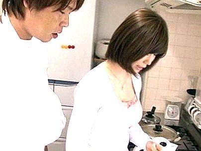 ＜若妻NTR！＞グラマラスエロい体くびれ巨乳奥さん！怪我した隣の若者とエロ行為に発展シチャウゾ！