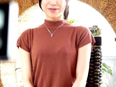 ＜人妻熟女！＞「三十路、エっロ…！」清楚系上品な感じの美乳おっぱい美魔女！他人棒でエロ行為に！