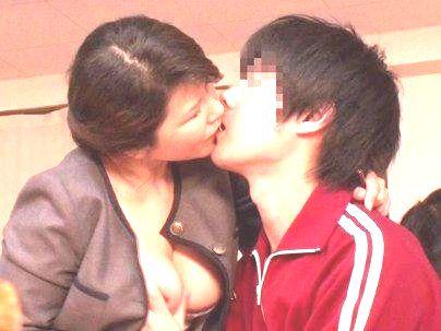 ★性欲高めの巨乳おっぱい女教師がオッパイ使って誘惑しちゃうぞｗｗｗｗ