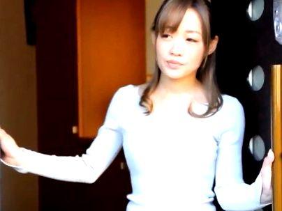＜人妻熟女！＞「頑張ってね…♡」スレンダー巨乳おっぱい奥さん！旦那いなくなったら義父とエロ行為になるぞ！