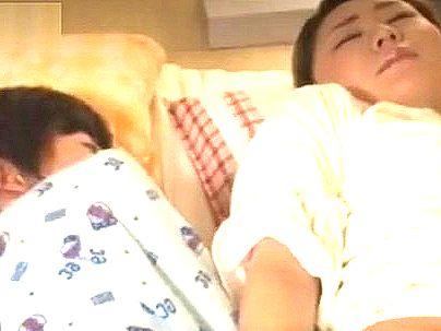 ＜美人ママ！＞「え？ちょっと？」豊満ムチムチエロい体のママ！横で寝てる息子のチンポが挿入になるぞ！