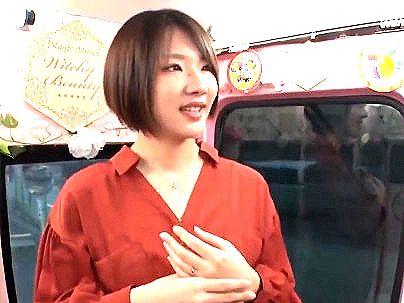 ＜人妻熟女！＞「ボーイシュ、いいね！！」清楚系美人奥さん！MM便で一人エッチオナニーシチャウゾ！！！