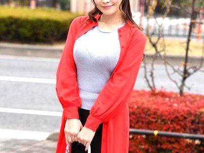 ＜人妻ナンパ！＞町で見かけた上品な感じの奥さん美熟女おばさんがザーメン中出し種付けされる！！！！