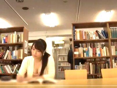 ＜固定バイブ＞真面目そうな女子が図書館で鬼畜な男に固定バイブでエロ行為に！！！