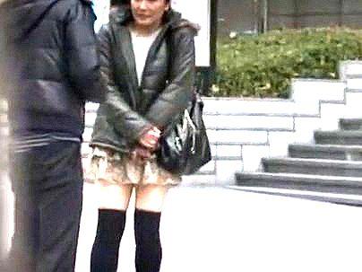 ＜人妻ナンパ！＞ニーハイ美脚オバサン熟女ゲット！口説いてなし崩し的エロ行為しちゃう！