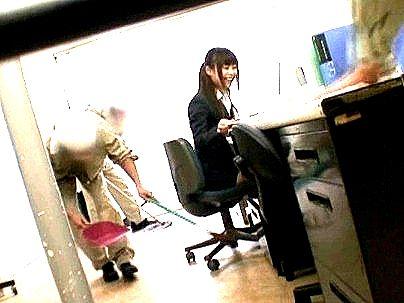 ＜OLレ●プ！＞真面目そうなスレンダー巨乳おっぱいOL！鬼畜な男に犯されレイプされるぞ！