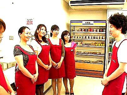 ＜パート人妻！＞豊満ムチムチエロい体の極エロ色っぽい感じの奥さん！店内で誘惑してエチエチしちゃう！