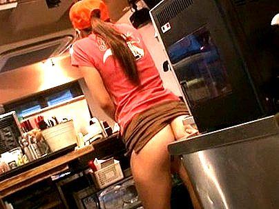 ＜店内でハメられる！＞スレンダー細身美乳オッパイバイトギャル！バレないようにエロ行為イタズラしちゃうぞ！