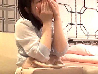 ＜ホテルで友達と！＞素人の女子大生が友達とエロ行為に恥じらいながらもなっちゃう！！！