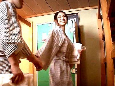 ＜神乳お姉さん！＞ヤバいだろ！お姉さんがノリノリ家族旅行いって弟チンポファックシチャウゾ！