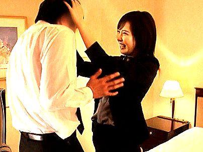 ＜オンナ上司！＞「疲れたね…♡」色気ムンムン極エロ女上司！出張先で相部屋でエロ行為になるぞ！