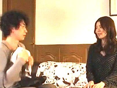 ＜部下を連れ込んで！＞性欲高くて欲求不満の美魔女おばさんが夫の後輩をヤル！！！！
