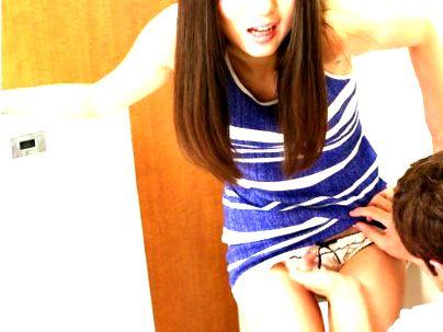＜おしっこ我慢！＞「でちゃうの…」スリムな体の可愛いＡＶ女優！おしっこ我慢まじでエロかった件！