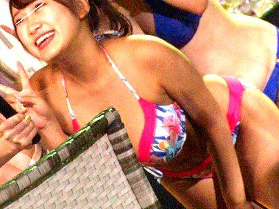 ＜痴漢レ●プ＞スタイル抜群ボインのお姉さんがナイトプールで犯されまくりとかｗｗｗｗ