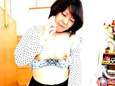 ＜NTR熟女！＞「え？もしもし・・」浮気sexシテル時に旦那から電話！声我慢でエロ行為シチャウ奥さんが最高！