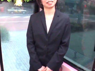 ＜素人OL！＞巨乳オッパイ美人お姉さん！ＭM便でまんぐり返しでもろ見せ状態！