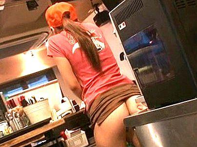 ＜店内！＞イマドキのスレンダー細身美乳オッパイバイトギャル！仕事中にエロ行為さるるぞ！