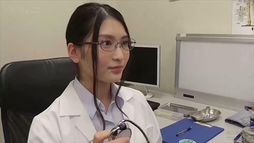 美しく、医術に長けた女性が、診察中に患者に超エッチ的欲求を満たす