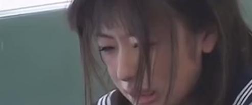 美しい若い女性が恥辱クラスで使い捨てにされ