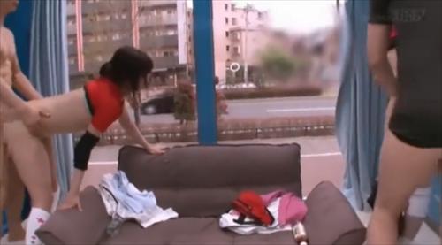 巨乳奥さんがナンパされて車の中で痙攣し、イラマチオ動画で寝取られる。