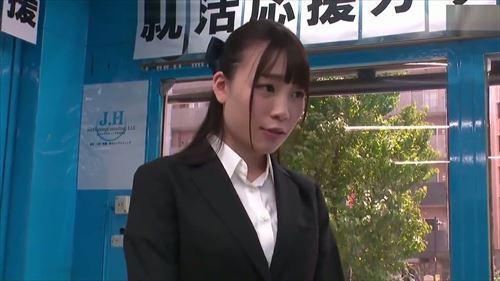 豊満な胸を愛撫され、女は喘ぎ声を上げ、その顔は羞恥と快楽に染まった。