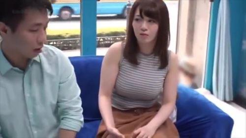 若い男性のパパに抱かれた未経験のママは、熟れた胸と大きなおっぱいを愛撫され、快楽に溺れてしまった