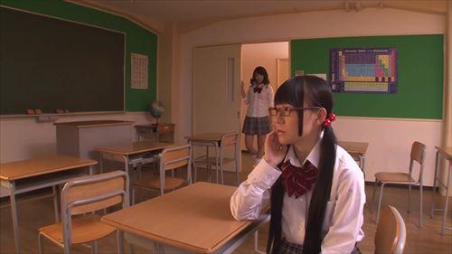 誘惑的な黒髪ツインテール、ロリ顔の少女が同級生といやらしい行為を楽しむ