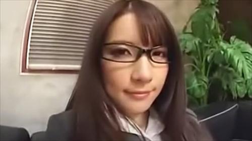 早いセクシーメガネお姉さんの足いじめエロ注意。気持ち良いいっぱい匂いかぎましょう。