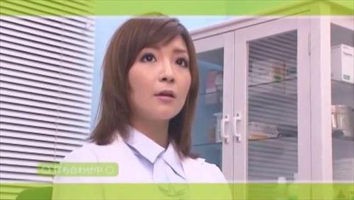 スタイル抜群の美人で、医療の世界に精通した先生は、魅力的な巨乳を揺らしながら、若い女性を診察し、性的に興奮させ、射精に導きます。