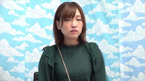 初体験のセックスで少女は初めての快感に酔い、乳首を刺激され、すぐに敏感になっていた