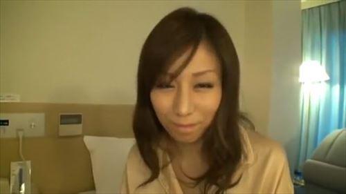 40代の美しい女性がホテルに戻り、性的な玩具で遊び始めた。