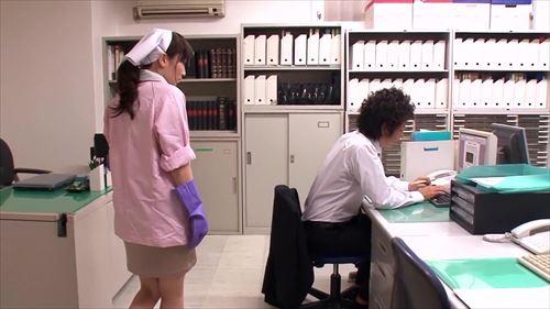 熟女が社内で脅され、男性社員に性的奉仕を強要される