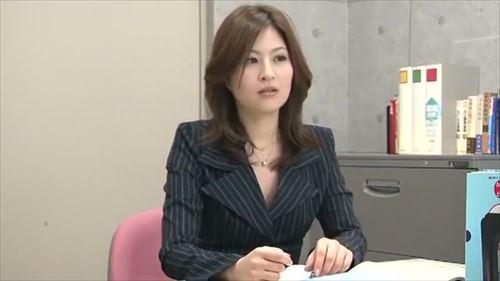 美脚の女教師が生徒たちから誘惑され、授業中に恥辱を味わう