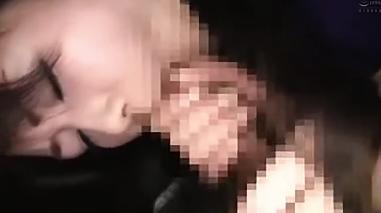 女を落とし、胸に触れ、速いリズムで性アクトをする、顔を歪める女性。