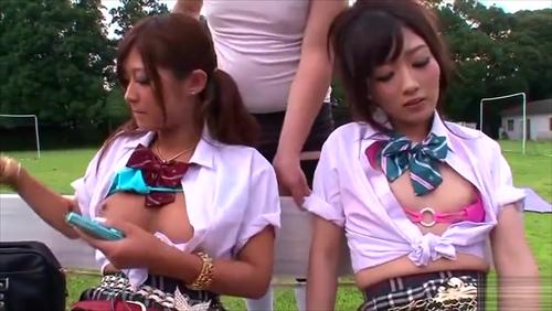 潮をまいている運動場の女子学生。