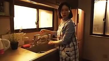 男性に反抗できず寝取られるご婦人、以前恩恵を受けた同じ職場。