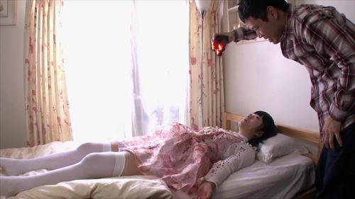 可憐な少女の姿をした人形が性的に乱暴に扱われる