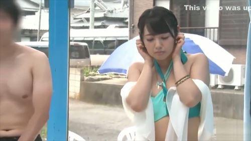 まじでヤバい海辺で偶然出会った大学生カップル、マッサージしたら超興奮して、そのまま生でヤっちゃったよ