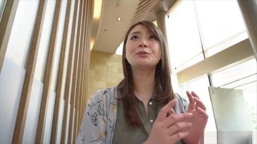 年上の既婚女性。美しい容姿だが、脱ぐと豊満な胸と妊娠線のある身体は卑猥な魅力を放つ。
