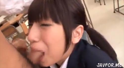 清潔で愛らしい女性がイラマチオをしてよだれを垂らす。