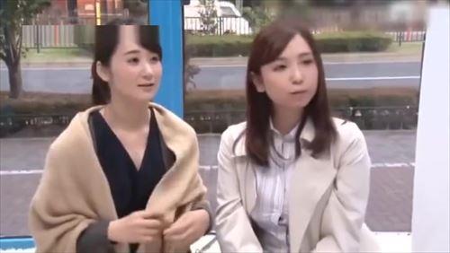清楚な主婦が街で見つかり、ミラー越しに密着された状況に。