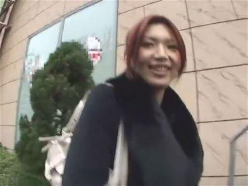 若い美人の裸体が欲しくて、金も欲しい。寂しいので、セクシーな体型で大きなおっぱいを持つ若い妻の性行為をしたい