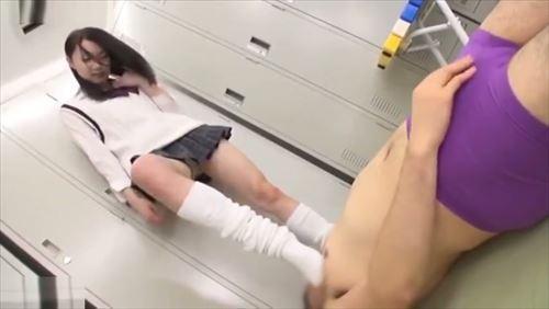 まじヤバい、このミニスカギャル、パンチラ丸見えで足コキまで。