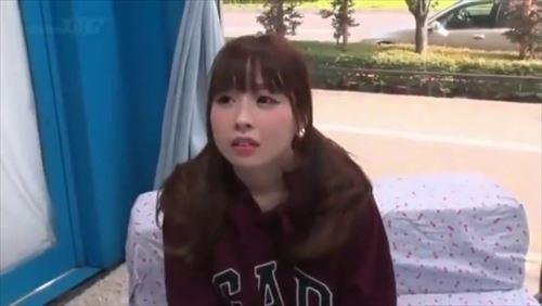 美しい肌に大きな乳房を持つ、若い男