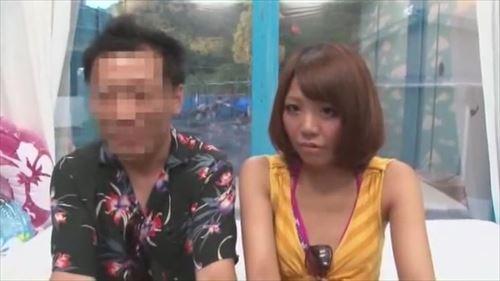 美人の恋人同士をナンパし、車内でオイルマッサージ