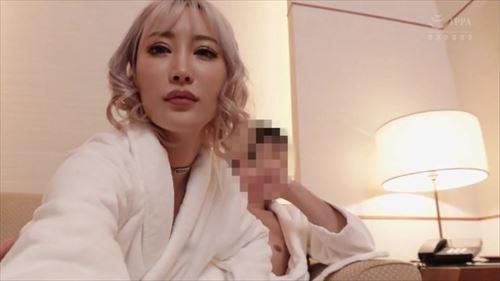美しい乳房をカメラに収めることが待ち遠しかった。ついに都内ホテルで、日の出までという制限時間の中で