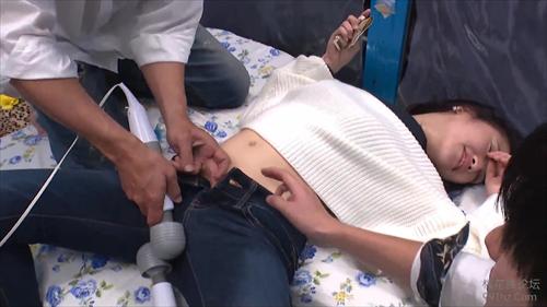 美巨乳の女性がボーイフレンド以上に感じ、その振動でオーガズムを体験した。