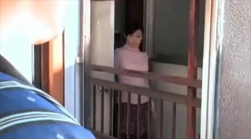 要求する色っぽい妻、ゆがめる夫婦を放っておいて、瞬時に下着をずらす。