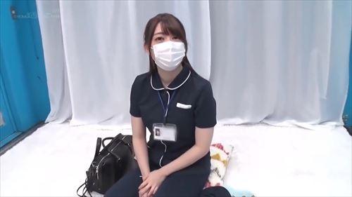 困っている男性に優しく触れ、性的興奮を誘う看護師の行為